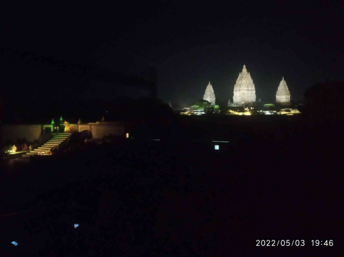 Arena pertunjukan dengan latar candi Prambanan (dokpri)