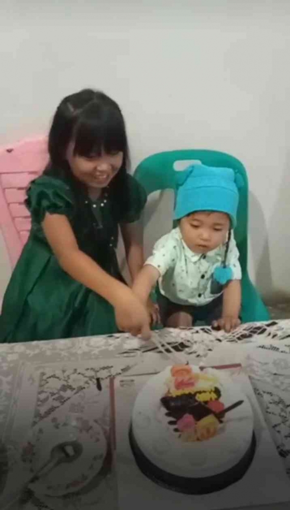 Ilustrasi kak Mey dan adek Muel potong kue ulang tahun. (Sumber gambar: dokpri/Haposan Lumbantoruan)