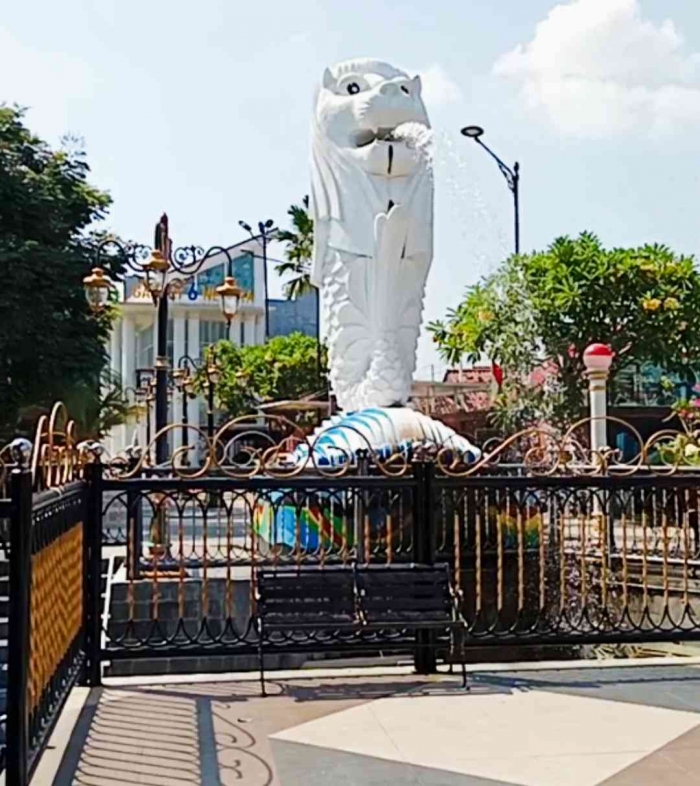 Miniatur patung Merlion, ikan berkepala singa. Ikon negara Singapura (dokpri)