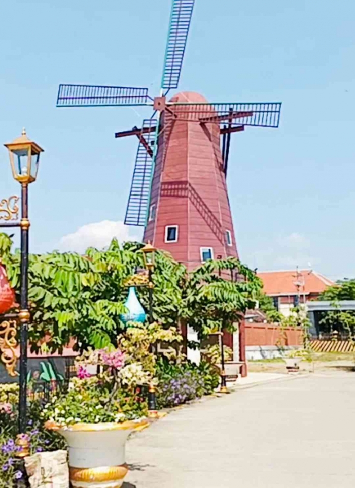 Miniatur Kincir Angin ikon negara Belanda di Taman Sumber Umis Kota Madiun (dokpri)