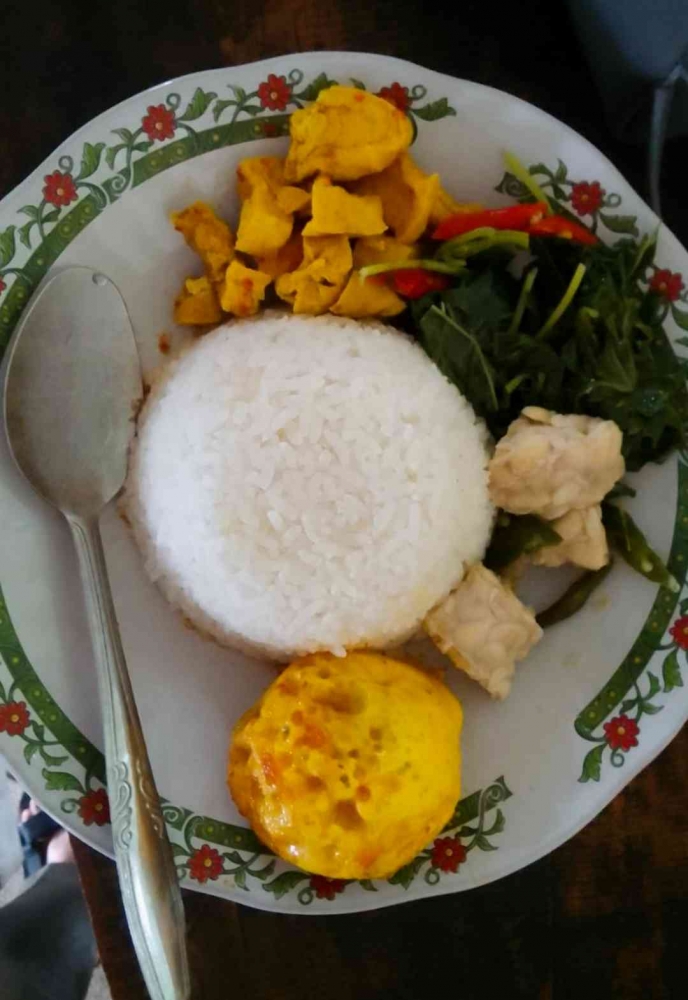 Nasi rames, salah satu menu yang tersedia di restoran telaga Menjer (dokpri)