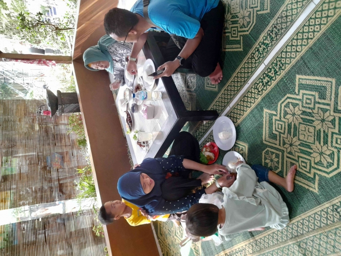 Menikmati makan di siang hari (dokpri)