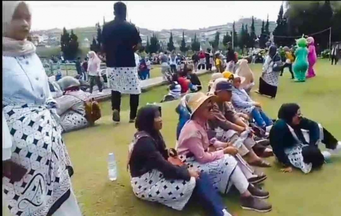 Semua pengunjung harus mengenakan kain sebelum memasuki candi Arjuna (dokpri)