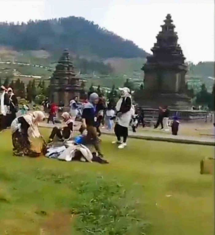 Pengunjung menunggu giliran memasuki Candi Arjuna di pelataran (dokpri)