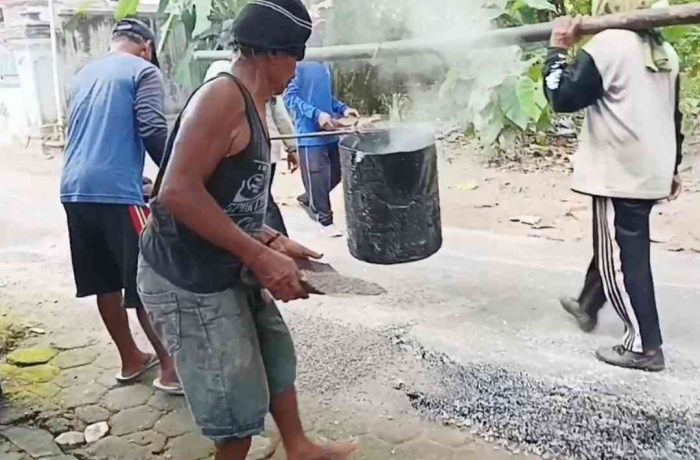 Proses perbaikan jalan desa (dokpri)