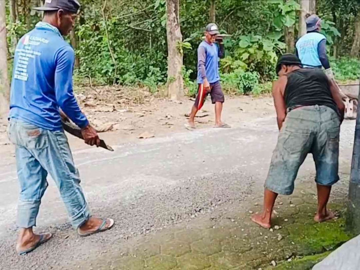 Proses perbaikan jalan desa (dokpri)