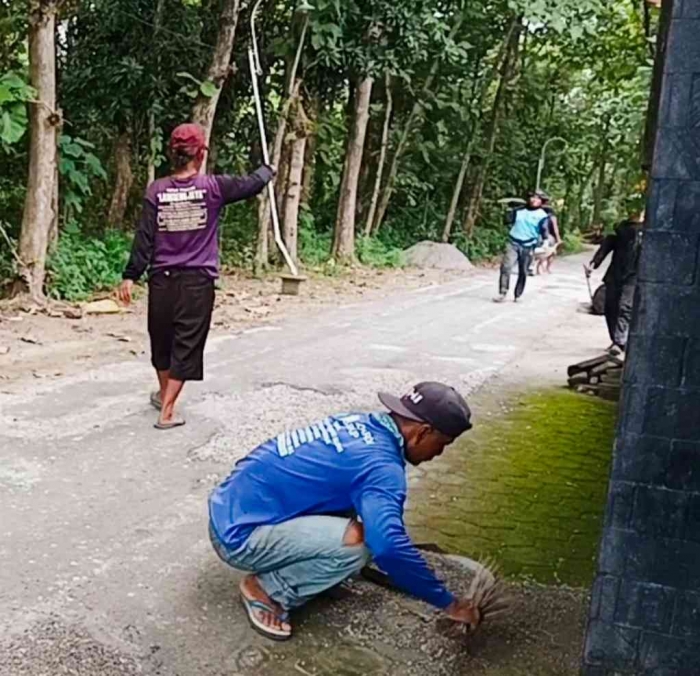 Proses perbaikan jalan desa (dokpri)