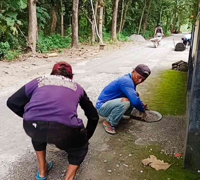 Proses perbaikan jalan desa (dokpri)