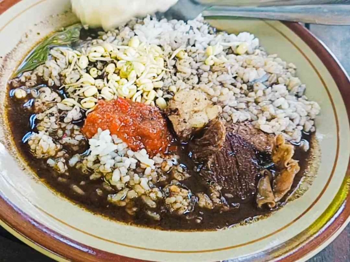 Nasi rawon di lapak Patih Sidodadi, Kelurahan Patihan Kota Madiun (dokpri)