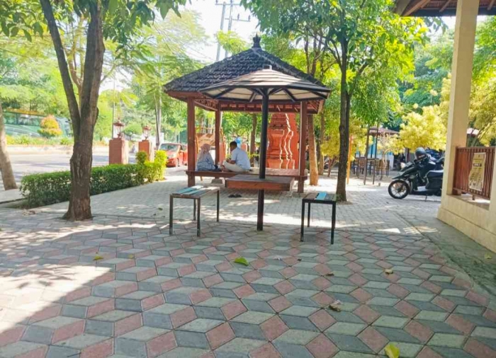 Gazebo dan tempat duduk yang nyaman untuk menikmati kuliner di lapak Patih Sidodadi (dokpri)