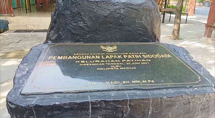 Prasasti pembangunan lapak Sidodadi, Kelurahan Patihan Kota Madiun (dokpri)