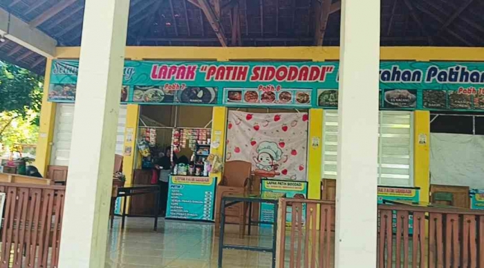 Salah satu lapak yang sudah buka, tapi ternyata belum sedia menu makan untuk sarapan (dokpri)