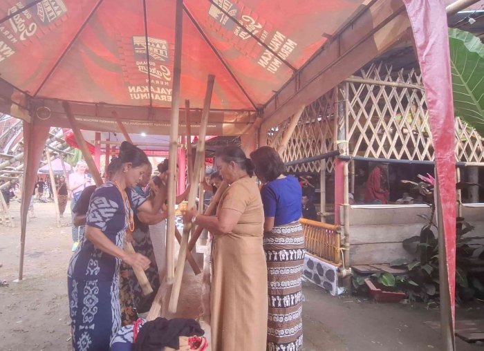 Ibu-ibu dari Kecamatan Tondon sedang ma'lambuk. Sumber: dok. pribadi