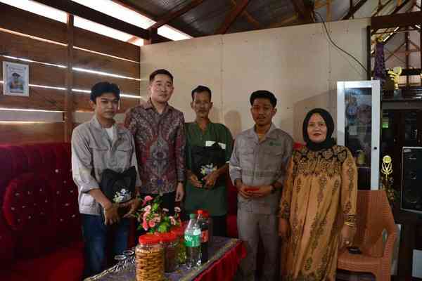 Gambar pemberian reward kepada karyawan dengan kinerja terbaik PT GNI | Dokumen Foto PT GNI via Detik.com