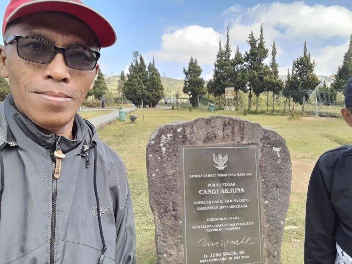 Swafoto dengan prasasti Candi Arjuna (dokpri)