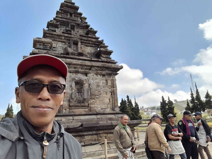 Berswafoto dengan latar candi Arjuna (dokpri)