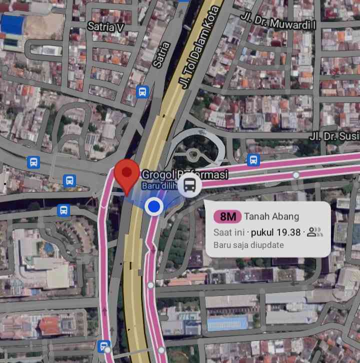 Screenshot ketika tengah transit di halte grogol Reformasi dan menunjukkan keakuratan armada yang datang dan lokasi tracking di goggle maps. Sumber Nu