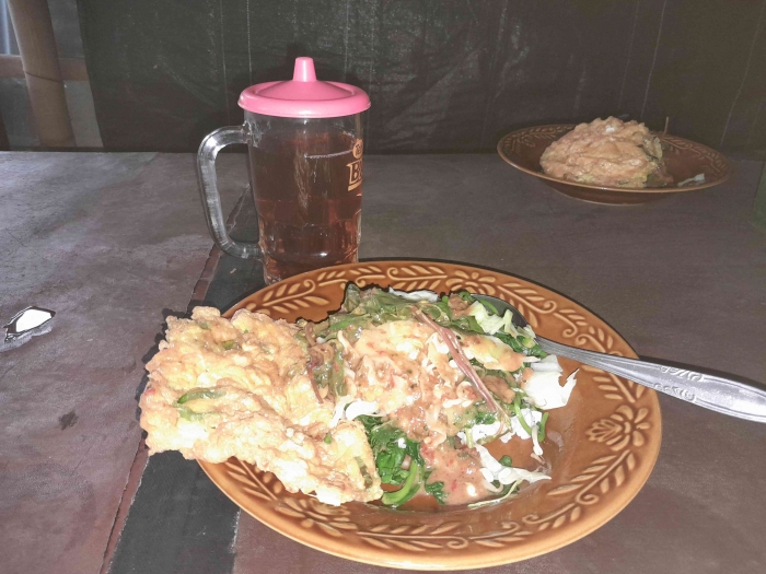 Menu sarapan selesai berendam di Umbul Brondong (dokpri)