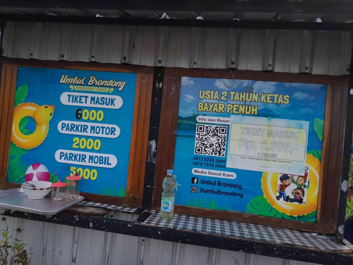 Harga tiket masuk dan parkir (dokpri)