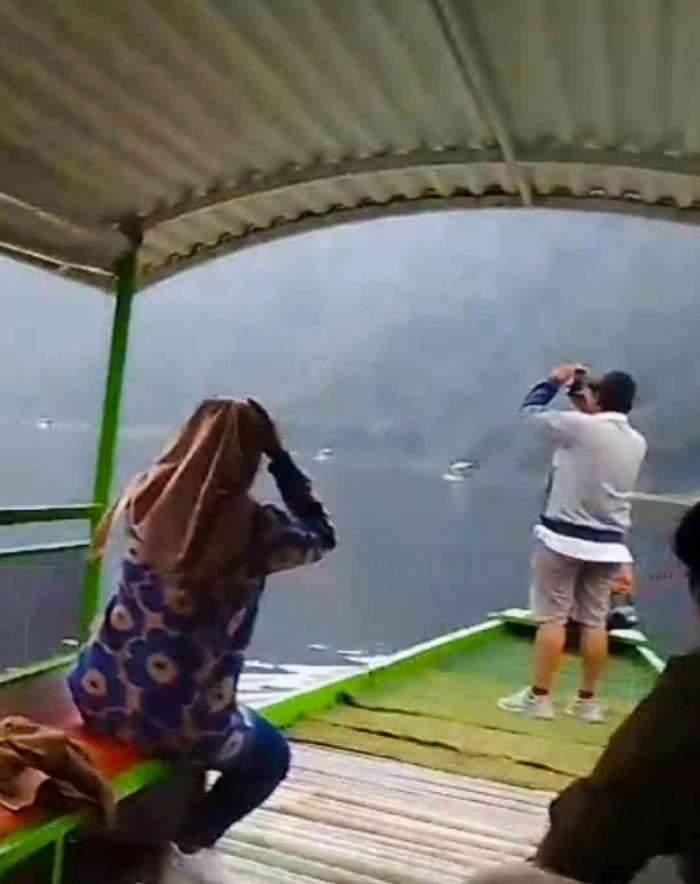 Merekam keindahan telaga dari atas perahu(dokpri)