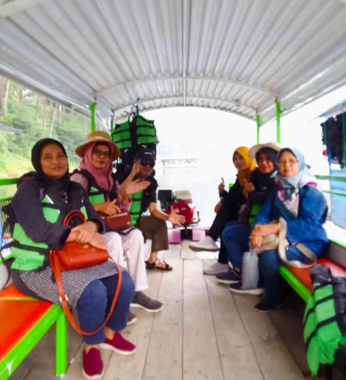 Wisata naik perahu di telaga Menjer (dokpri)