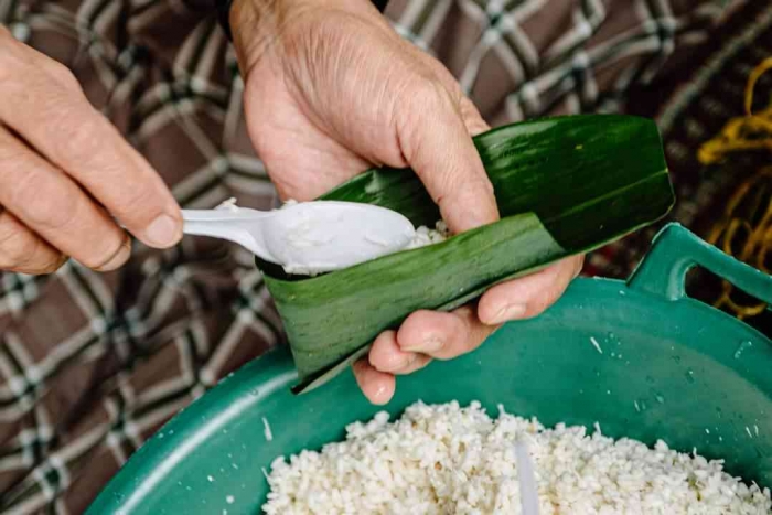 Membuat pokon. (Sumber: Diolah dari dokumentasi keluarga/Luky Meno)