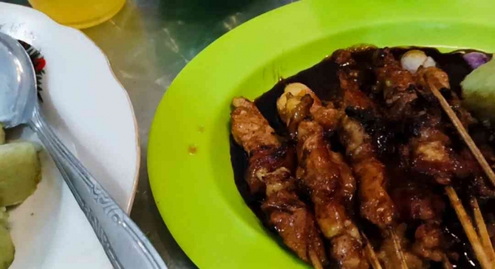 Sate ayam Pak San, irisannya bulat gendut, Marem pokoknya(dokpri)