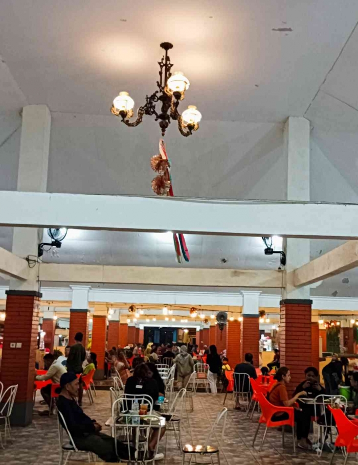 Suasana malam Minggu di Sleko Food Court, Kota Madiun (dokpri)