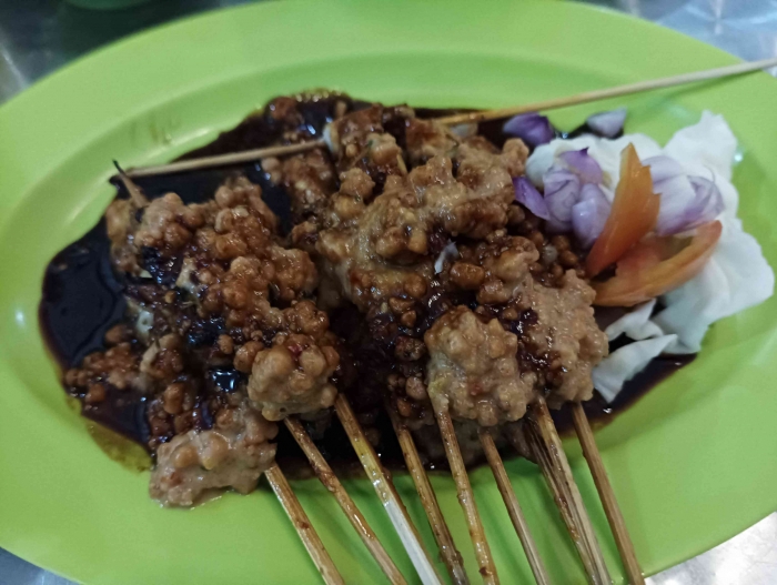 Sate ayam bumbu kacang kecap di pasar Sleko(Sleko Food Court) Kota Madiun(dokpri)
