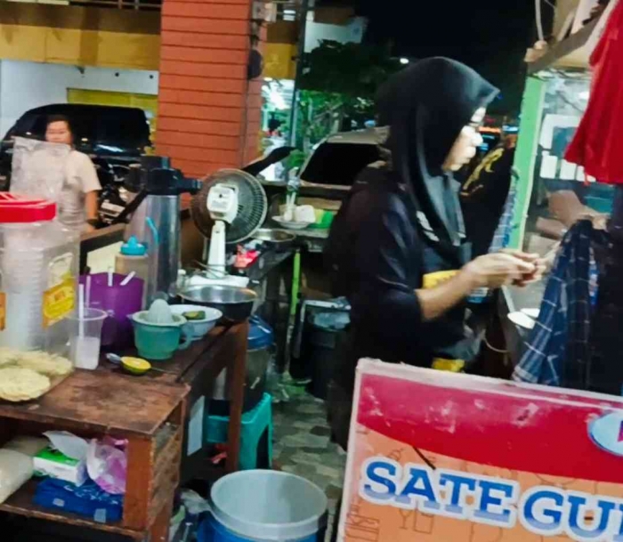 Lapak sate gule Pak San di dekat pintu masuk Sleko Food Court (dokpri)