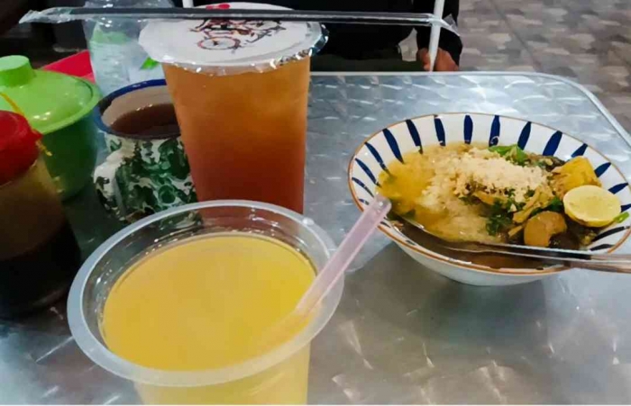Soto pesanan ayah sudah datang, sedang pesanan ku baru diantar minumnya(dokpri)