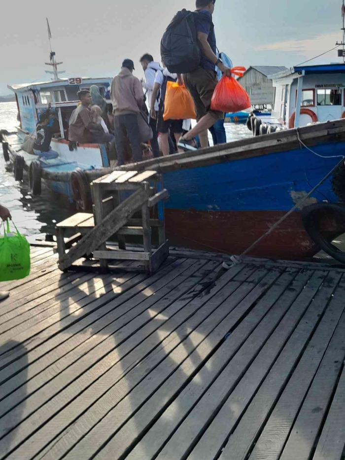 Air laut pasang tinggi, perlu tangga untuk naik kapal (dokpri)