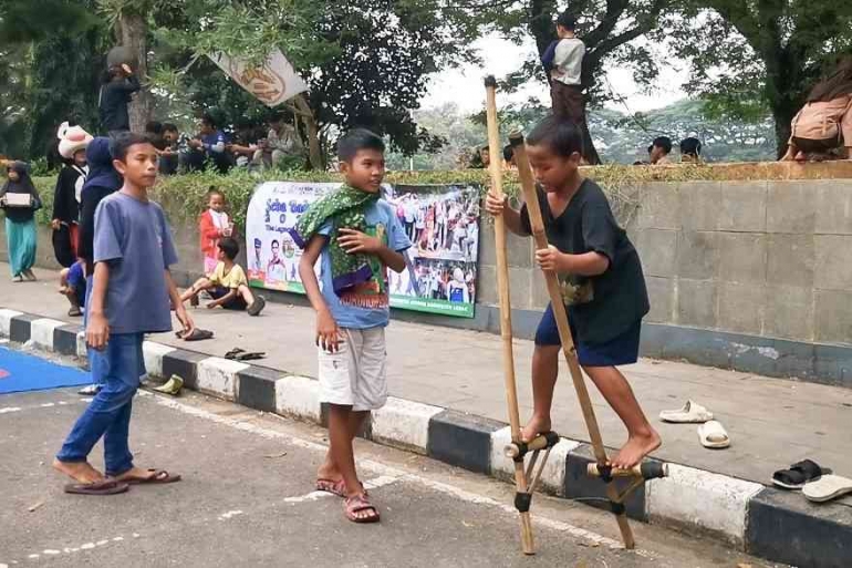 Sekelompok anak tengah memainkan permainan tradisional (dokumen pribadi)
