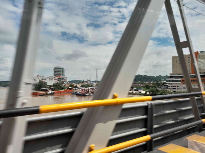 Tampak bangunan hotel cukup dekat dengan tepi sungai (dokpri)