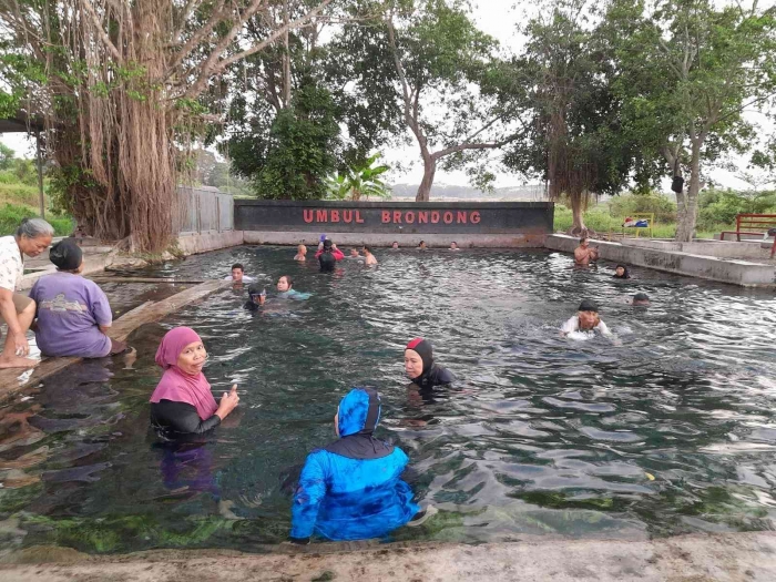 Lansia senang berendam di kolam