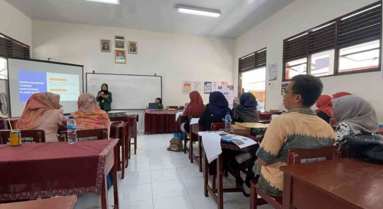 Penyaji Menyajikan Materi Flash Card/dokpri