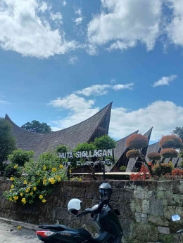 Sumber: Dokumentasi Pribadi (difoto pada saat penulis hendak masuk ke dalam Huta Siallagan)