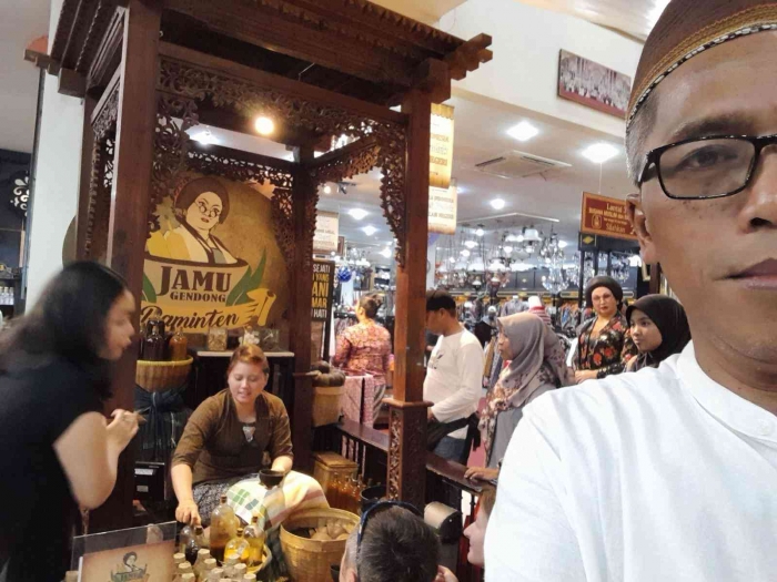 Penjual jamu di dalam toko (dokpri)