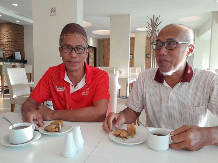 Menikmati pisang rebus di hotel (dokpri)