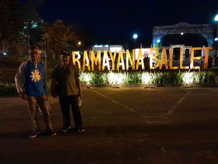 Berfoto sebelum masuk ke gedung (dokpri)