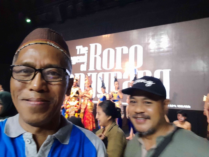 Berfoto dengan para penari