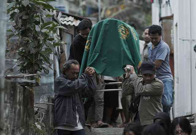 Setelah jenazah tiba di rumah, mereka bingung mencari lahan pemakaman (sumber gambar: arsip Festival Film Indonesia