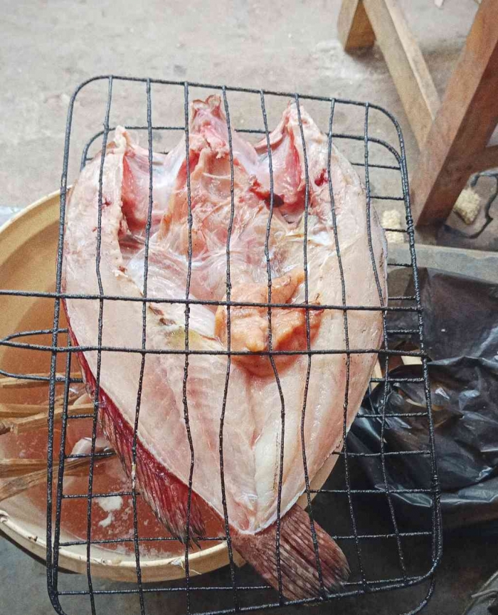 Ikan kerapu merah dan telurnya siap dibakar (dokpri)