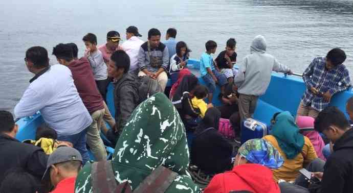 Ilustrasi penumpang yang menempati dek kapal Express Bahari (Sumber: Rubrikkendari.com)