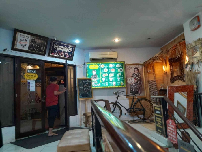 Pintu masuk kafe toko batik (dokpri)