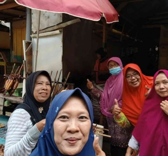 Bu RT dan bolo-bolo RT 11 sedang berburu ikan bakar di pantai Gemah Tulungagung (dokpri)