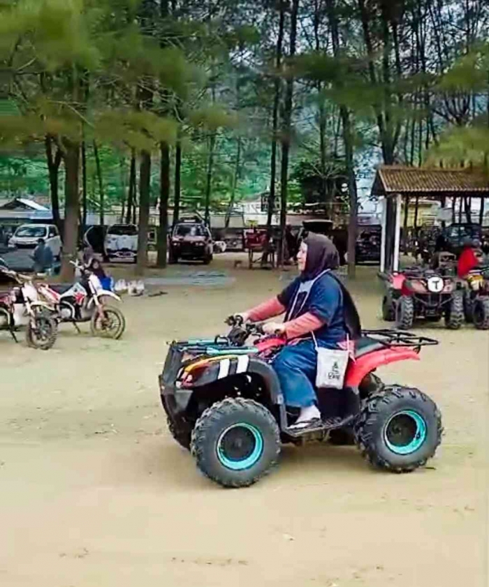 Mencoba naik ATV, seruduk sana sini sampai hampir nyebur laut (dokpri)