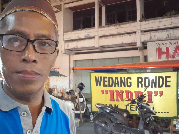 Berswafoto depan warung (dokpri)