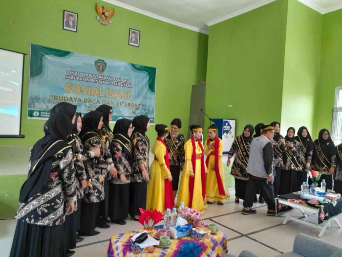Istri Pj. bupati bersama tiga penari siswa SLB dan para bunda literasi (dokpri)
