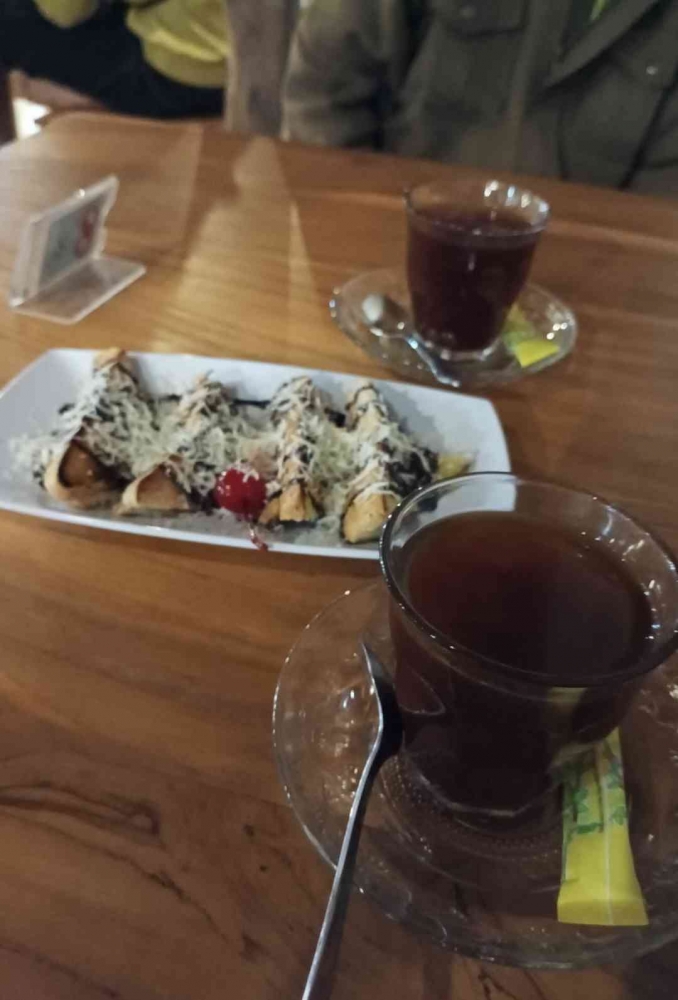 Dua gelas arabica original dan roti bakar choco crunchy keju (dokpri)